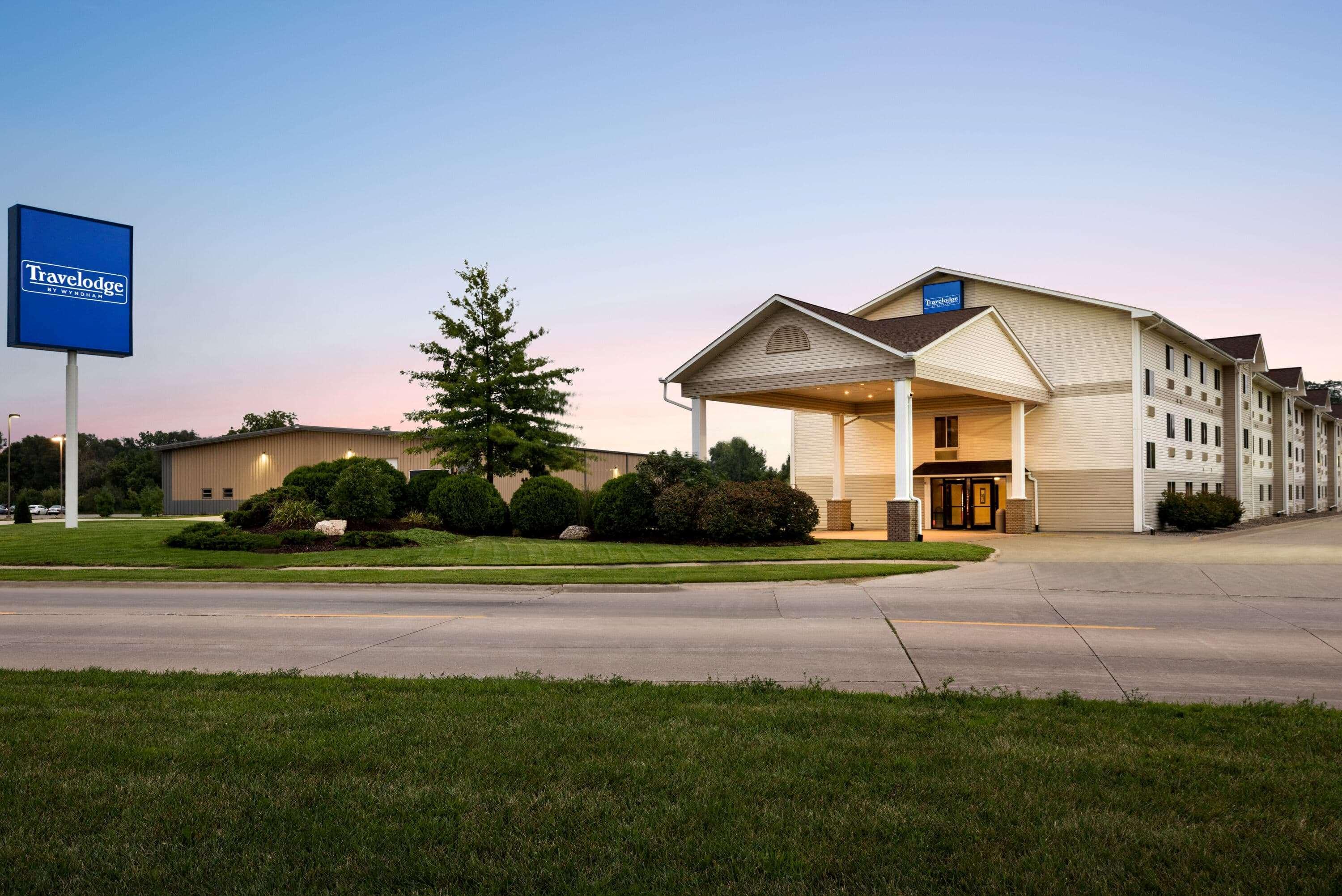 Travelodge By Wyndham Clinton Valley West Court Exterior photo